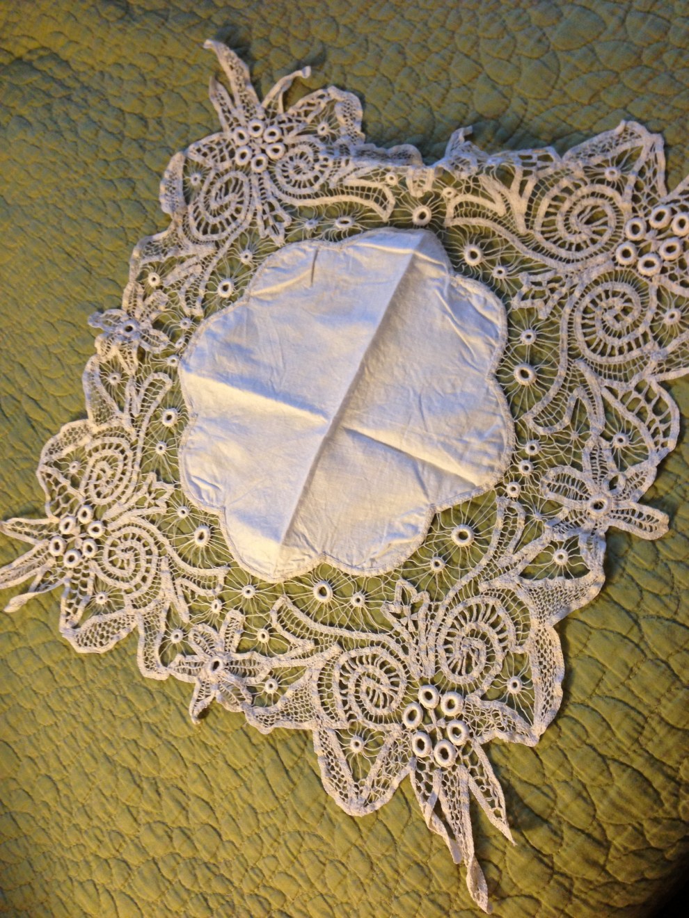 circle lace on green
