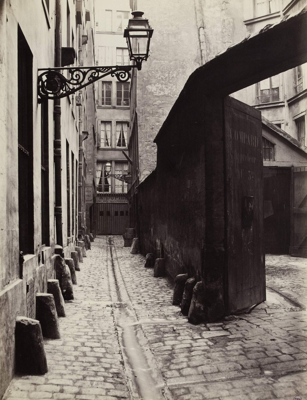 Impasse de la Bouteille, vue prise de la rue Montorgueil. Paris (IIËme arr.), 1865-1868. Photographie de Charles Marville (1816-1879). Paris, musÈe Carnavalet. Dimensions : 35,90 X 27,70 cm Dimensions de la vue