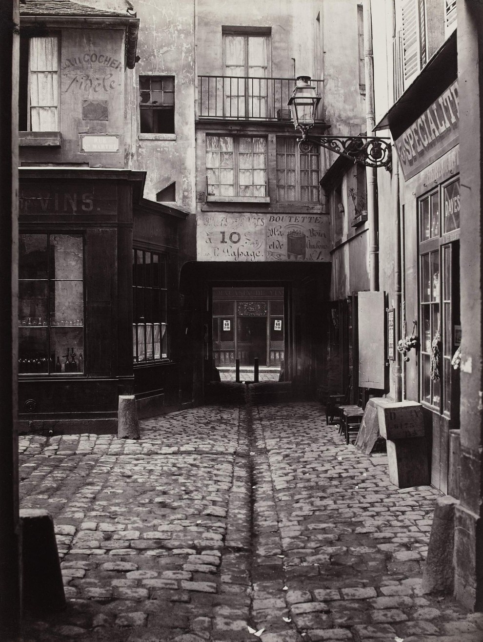 Passage St Benoit. Paris (VIËme arr.), 1865-1868. Photographie de Charles Marville (1816-1879). Paris, musÈe Carnavalet. Dimensions : 36,50 X 27,60 cm Dimensions de la vue
